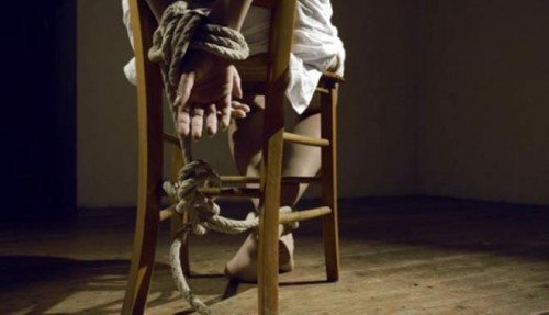 İnternetdə tanış olduğu oğlanı stola bağlayıb elə şeylər etdi ki... - BAKIDA FİLM KİMİ OLAY