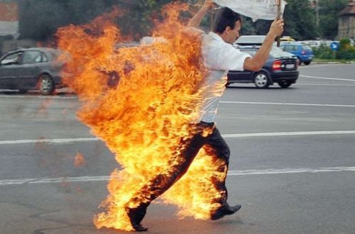 Uşağı qıc olan ata üzərinə benzin tökərək özünü yandırı - Azərbaycanda ŞOK HADİSƏ