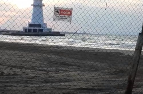 Deputat: “Xəzəri hasarlayıb, qamışdan gecəqondular düzəldiblər”