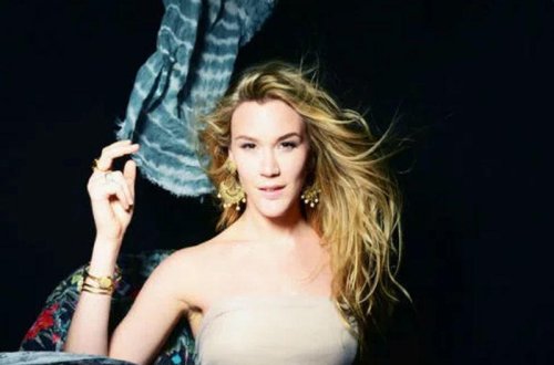 İngilis müğənninin hicablı FOTOsu tənqid edildi