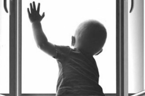 Подросток поймал выпавшего из окна ребенка и стал звездой Сети – ВИДЕО