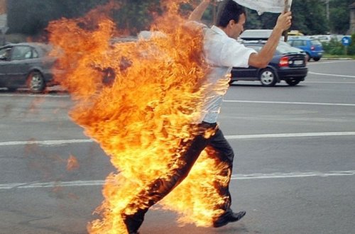 В Мингячевире мужчина поджог себя во дворе больницы