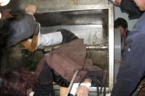 Fəhlənin başı aparatın altında qaldı+DƏHŞƏTLİ VİDEO