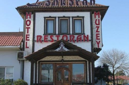 Vəzifəli şəxsə məxsus bahalı restoranda rəzalət-Yeməkdən qurd çıxdı-Video