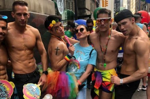 Sabiq aparıcı Nyu Yorkdakı gey paradda - FOTO