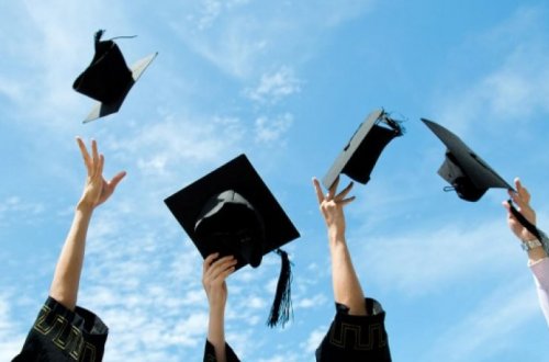 В Баку 52-летний мужчина стал выпускником – ФОТО