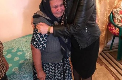 Xanım vitse-spiker ayaqqabı ilə yaşlı qadının evinə girdi - TƏNQİD OLUNDU (FOTO)