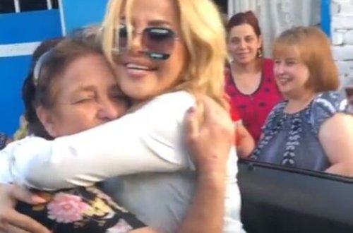 Yaşlı qadın Mətanət Əsədovaya sarıldı: 