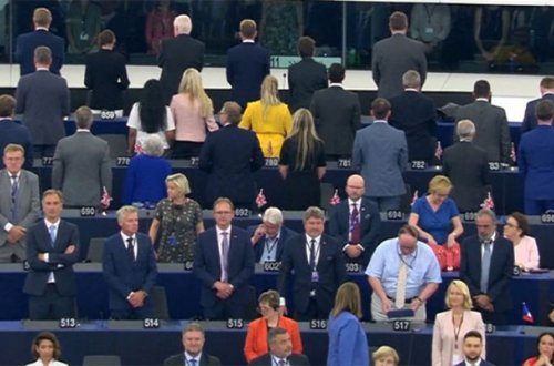 Parlamentdə deputatlardan himnə hörmətsizlik - Arxalarını çevirdilər+Video