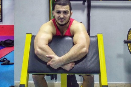 Qəzada ölən dünya çempionunun məzarından - FOTO