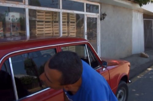 Bu şəxsin yanında şaftalı deyəndə huşunu itirir - VİDEO