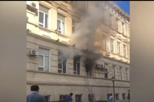 Пожар в Азербайджанском государственном экономическом университете - ВИДЕО