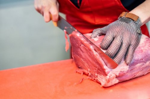 В Баку мясник порезал себе шею