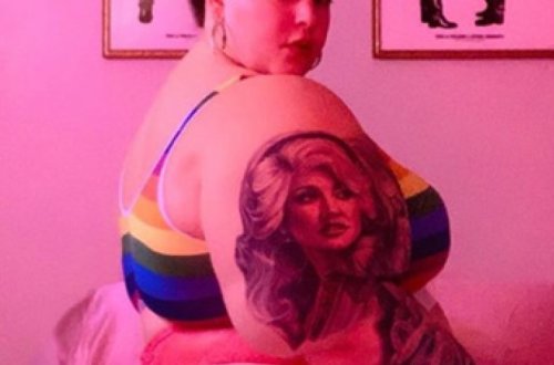 Самая тучная в мире модель поздравила геев снимком в белье и взволновала фанатов