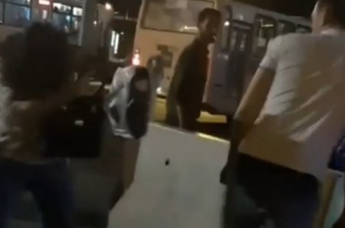 Мужчина бьет женщину на остановке в Баку – ВИДЕО