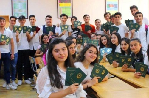 Выпускникам IX и XI классов школ Баку выдаются аттестаты - ФОТО