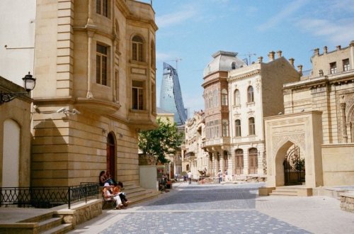 В Баку из дома-музея известного художника Азербайджана украли ковер