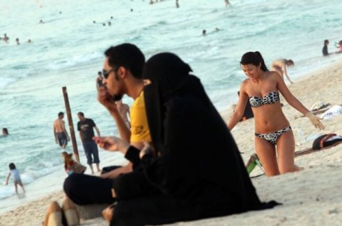 Bakının mərkəzində biabırçılıq: Ərəb turist insanların gözü qarşısında qızla görün nə edir+VİDEO