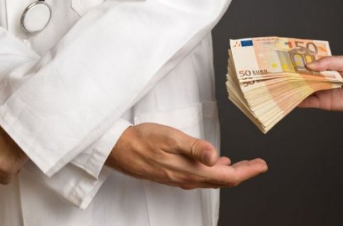 Bərdə rayon Mərkəzi Xəstəxanasında biabırçılıq: Həkim rüşvət alarkən görüntüləndi (VİDEO)