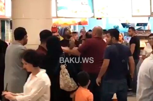 Bakıda ticarət mərkəzində ərəblərlə azərbaycanlılar arasında dava düşdü – VİDEO