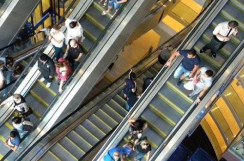 Ticarət mərkəzində faciə - Azyaşlı yıxılaraq öldü - Azərbaycanda