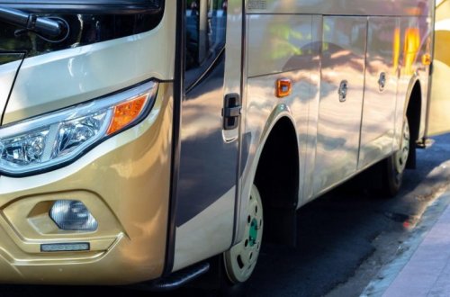 В Гяндже автобус проехал по ногам маленького ребенка