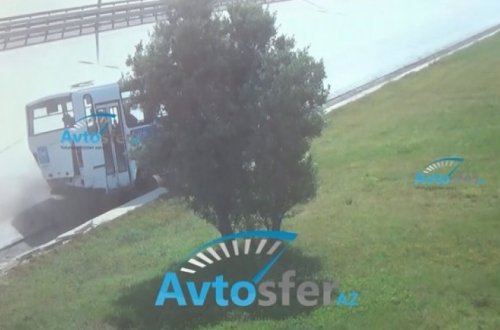 В столице эвакуатор въехал в пассажирский автобус - ВИДЕО