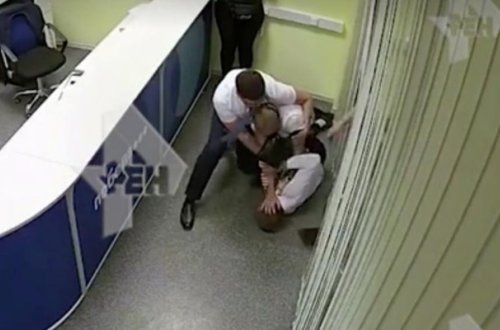 Təyyarəyə gecikdi, aviaşirkətin əməkdaşını döydü - Video