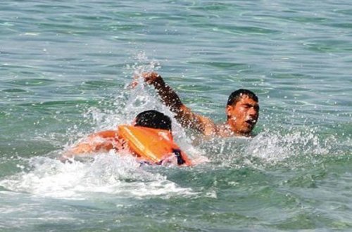 На бакинском бульваре два человека упали в море