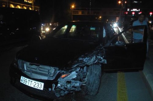 Mercedes врезался в Hyundai и выбил у него колесо - ВИДЕО