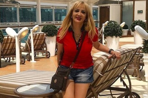 Açıq-saçıq geyinən 52 yaşlı xalq artisti hicaba girdi – FOTO