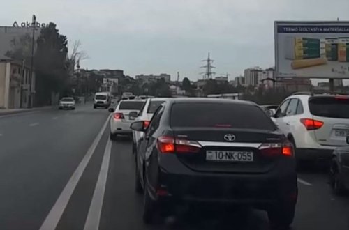 Bakıda bahalı avtomobillər qaydaları pozaraq qəza vəziyyəti yaradıb (VİDEO)