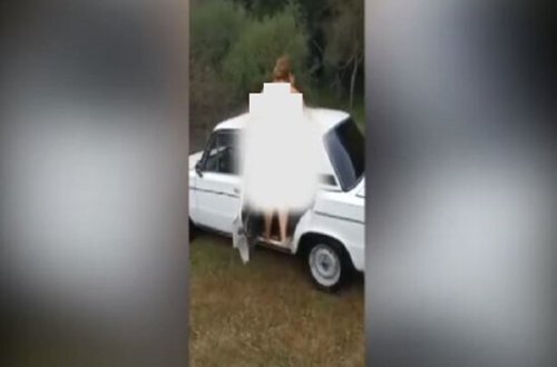 Azərbaycanda biabırçılıq: kişi lüt qadına maşın yuduzdurdu - VİDEO