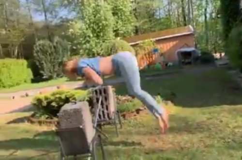 DÜNYA ŞOKDA! - Qadın at kimi gəzir -VİDEO