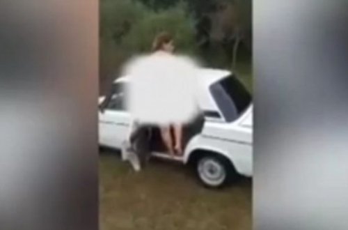В Азербайджане женщину раздели и заставили мыть машину – ВИДЕО