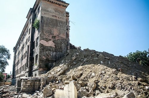 Bakıda bina niyə uçdu? (VİDEO)