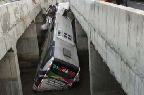 Hindistanda avtobus kanala aşdı, 29 nəfər öldü