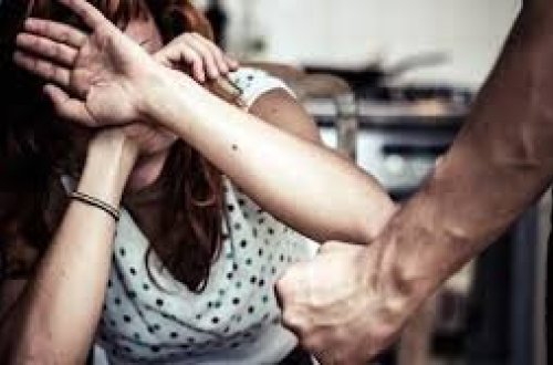 Bakıda DƏHŞƏT: Evə basqın edib kişini yaraladı, arvadını isə...