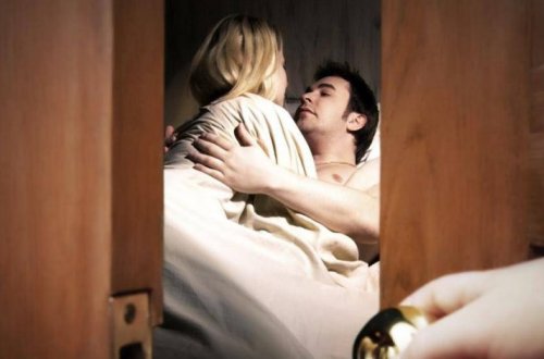 В Азербайджане мужчина застал свою жену с другим - ВИДЕО