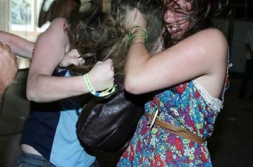 Bakıda BİABIRÇILIQ – Parkda qızlar saçyolduya çıxdılar və ... – VİDEO