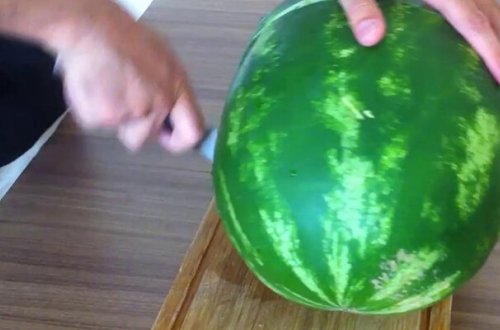 Qarpız kəsəndə bıçaq qarnına batdı