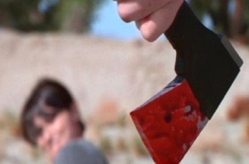 Azərbaycanda qısqanc ər arvadını baltaladı