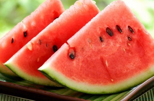 В Гяндже женщина ранила себя ножом, пытаясь разрезать арбуз