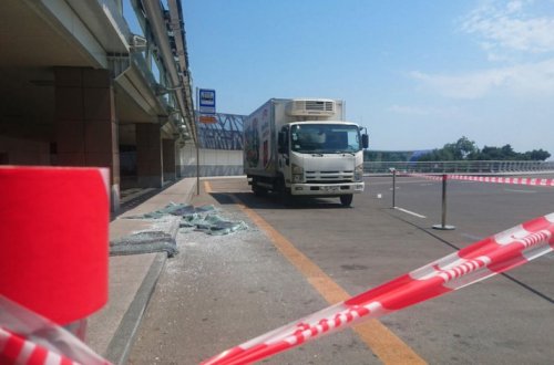 На территории Международного аэропорта Гейдар Алиев произошло ДТП - ФОТО