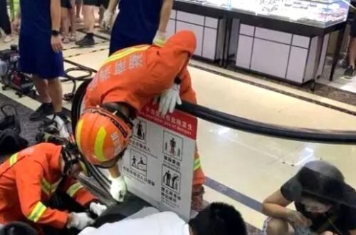 İki yaşlı uşağın qolu eskalatorun pilləkənləri arasında qaldı - ANBAAN VİDEO