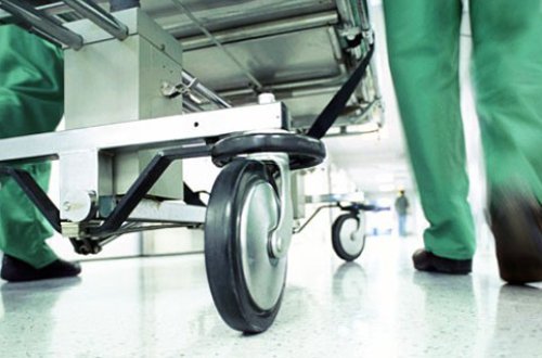 Zavodun söküntüsü zamanı yıxılan fəhlə xəstəxanada öldü