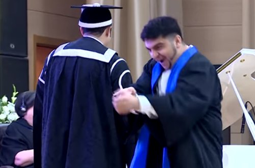 Bakıda maraqlı hadisə: Tələbə rektordan diplomu oynaya-oynaya aldı - VİDEO