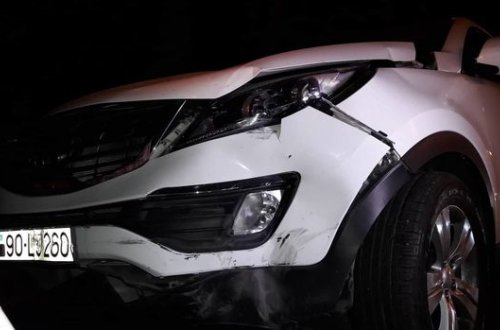 В Баку женщина-водитель проехала на «красный» и попала в аварию