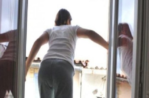 В Баку 18-летняя девушка бросилась с четвертого этажа