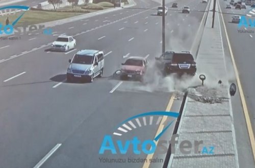 В Баку «Land Cruiser» снес фонарный столб - ВИДЕО